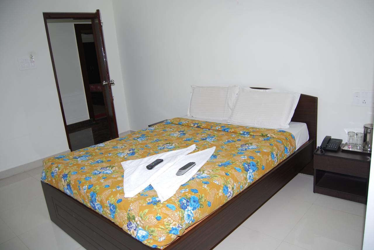 Pratham Residency Hotel Maiçor Exterior foto